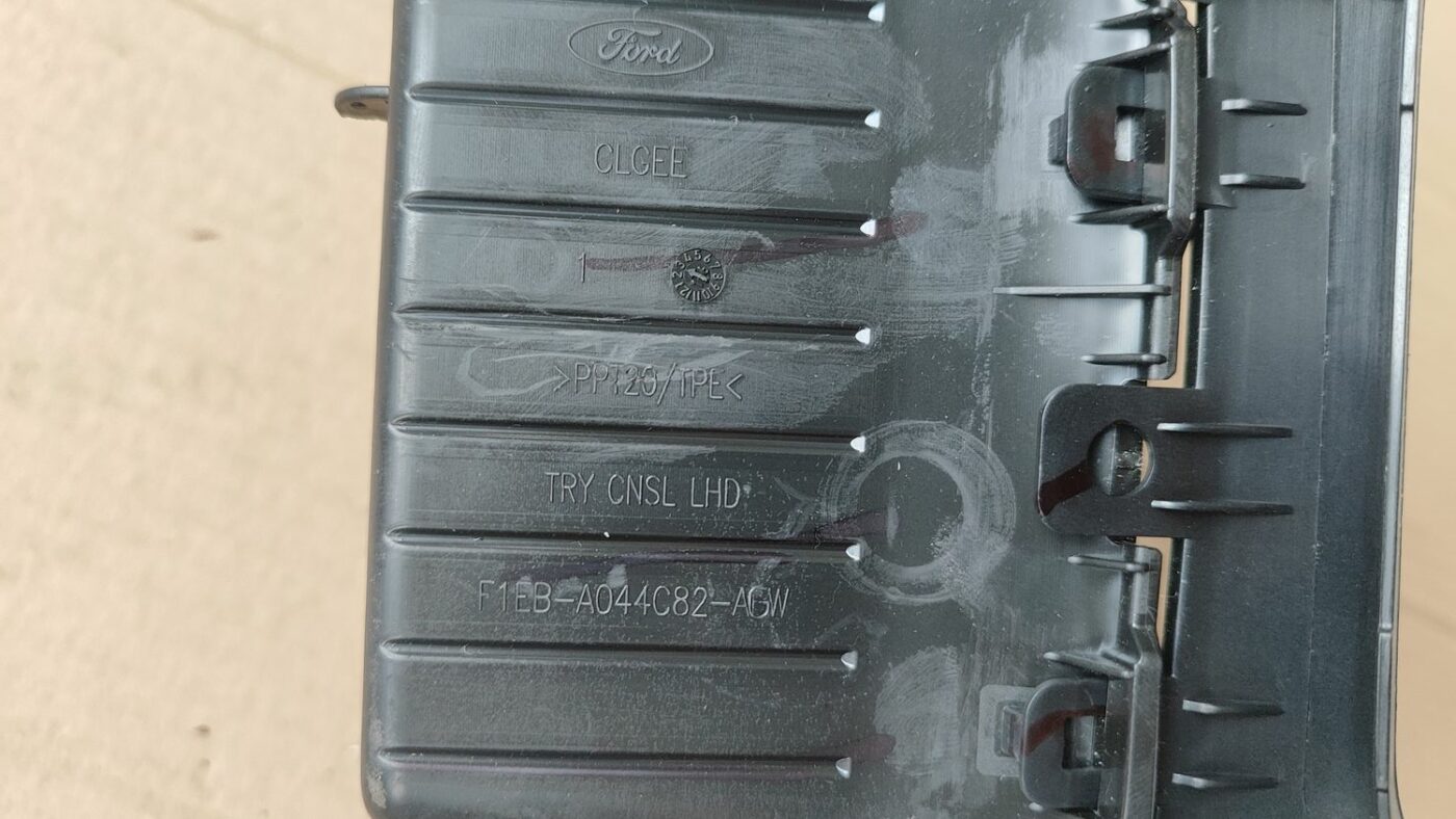 Dekoratīvs rāmis pārnesumu selektoram priekš FORD FOCUS 2016 UNIVERSAL 3 Dekoratīvs rāmis pārnesumu selektoram priekš FORD FOCUS 2016 UNIVERSAL