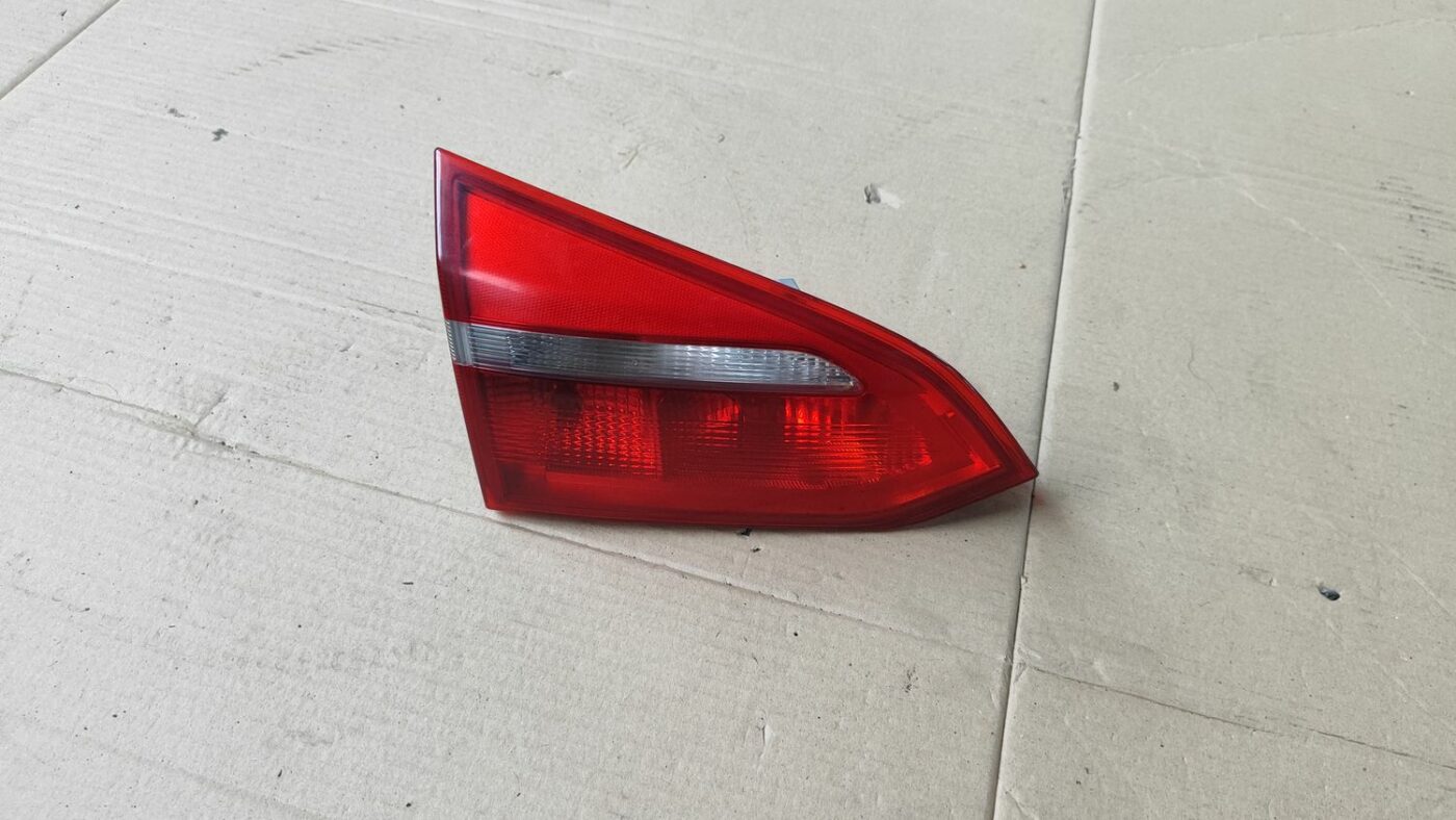 Bagāžnieka vāka kreisais lukturis priekš FORD FOCUS 2016 UNIVERSAL 1 Bagāžnieka vāka kreisais lukturis priekš FORD FOCUS 2016 UNIVERSAL