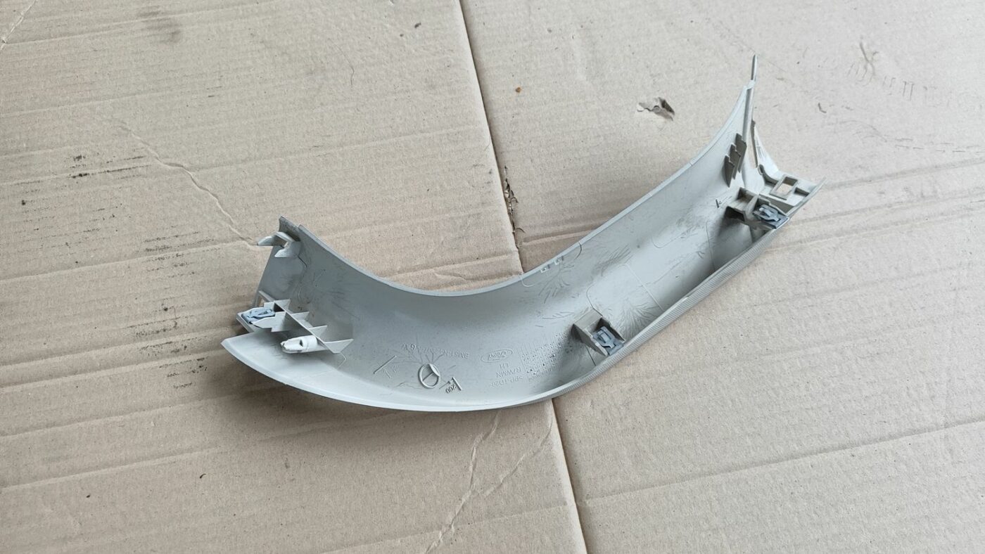 Bagāžnieka vāka apdare priekš FORD FOCUS 2016 UNIVERSAL 4 Bagāžnieka vāka apdare priekš FORD FOCUS 2016 UNIVERSAL