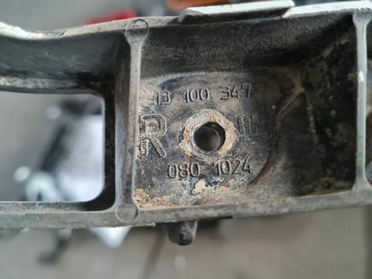 Aizmugurēja bufera kronšteins priekš OPEL VECTRA C 2006