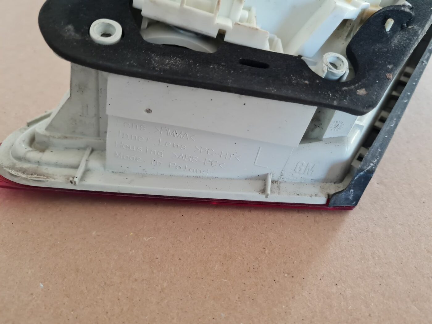 Bagāžnieka vāka kreisais lukturis priekš OPEL ASTRA J 2013 4 Bagāžnieka vāka kreisais lukturis priekš OPEL ASTRA J 2013