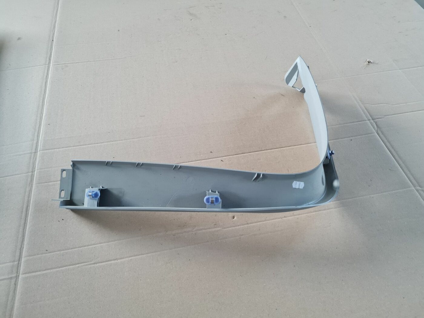 Bagāžnieka vāka apdare priekš OPEL ASTRA J 2013 2 Bagāžnieka vāka apdare priekš OPEL ASTRA J 2013