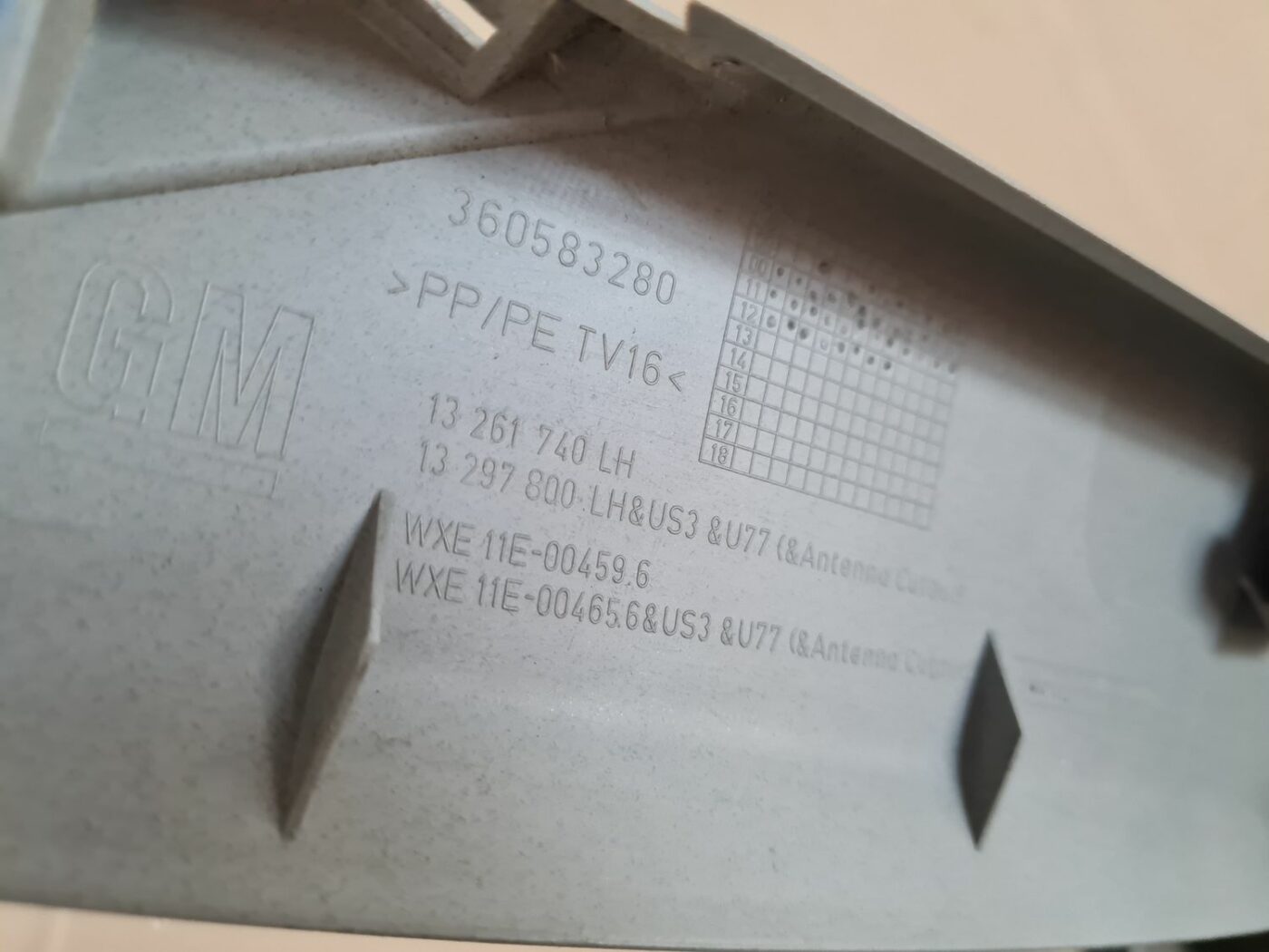 Bagāžnieka vāka apdare priekš OPEL ASTRA J 2013 3 Bagāžnieka vāka apdare priekš OPEL ASTRA J 2013