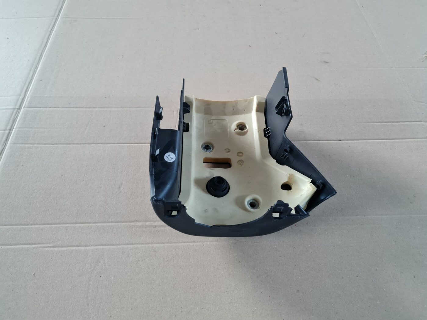 Stūres statnes putekļu aizsargs (salonā) priekš OPEL ASTRA J 2013 2 Stūres statnes putekļu aizsargs (salonā) priekš OPEL ASTRA J 2013