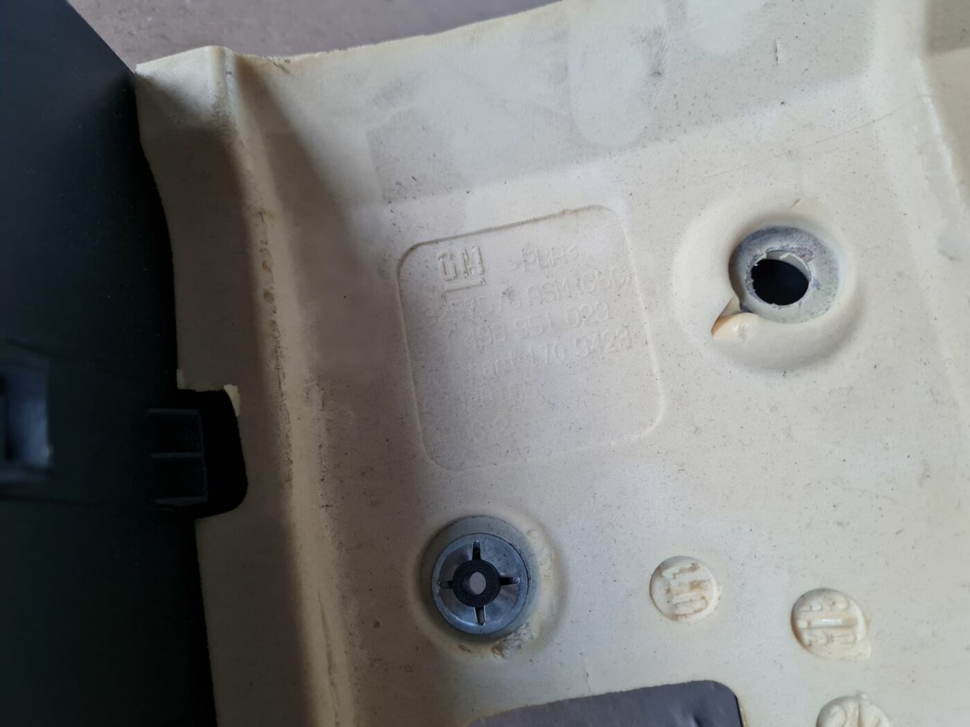 Stūres statnes putekļu aizsargs (salonā) priekš OPEL ASTRA J 2013 3 Stūres statnes putekļu aizsargs (salonā) priekš OPEL ASTRA J 2013