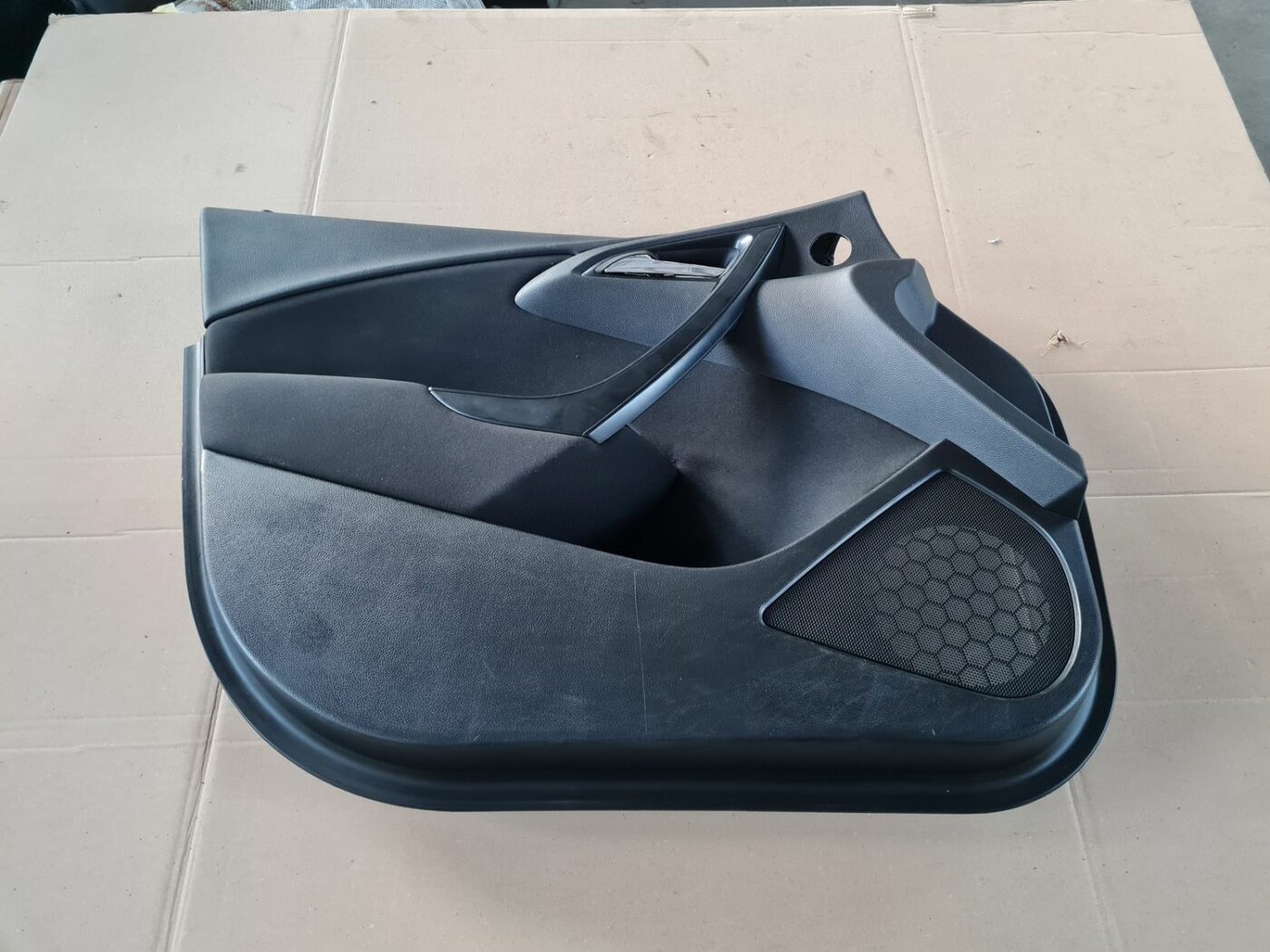 Priekšējo kreiso durvju apdare priekš OPEL ASTRA J 2013 1 Priekšējo kreiso durvju apdare priekš OPEL ASTRA J 2013