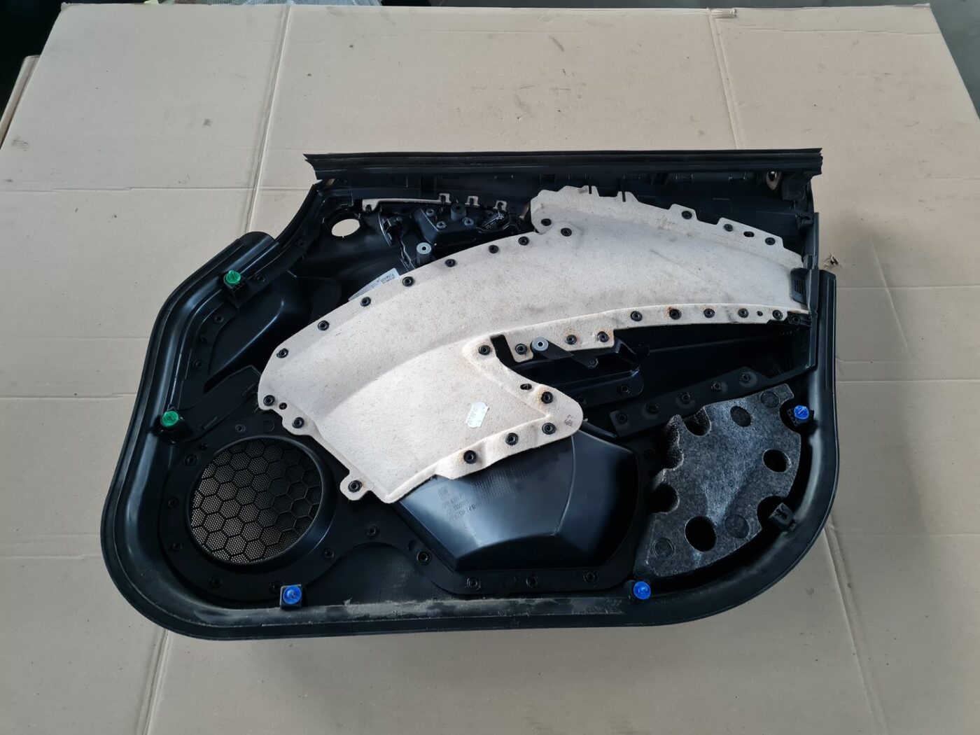 Priekšējo kreiso durvju apdare priekš OPEL ASTRA J 2013 2 Priekšējo kreiso durvju apdare priekš OPEL ASTRA J 2013