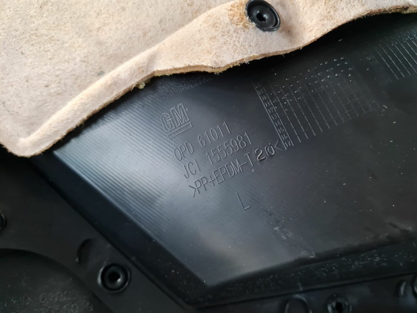 Priekšējo kreiso durvju apdare priekš OPEL ASTRA J 2013 4 Priekšējo kreiso durvju apdare priekš OPEL ASTRA J 2013