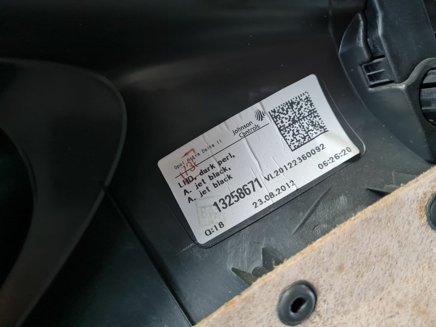 Priekšējo kreiso durvju apdare priekš OPEL ASTRA J 2013 3 Priekšējo kreiso durvju apdare priekš OPEL ASTRA J 2013