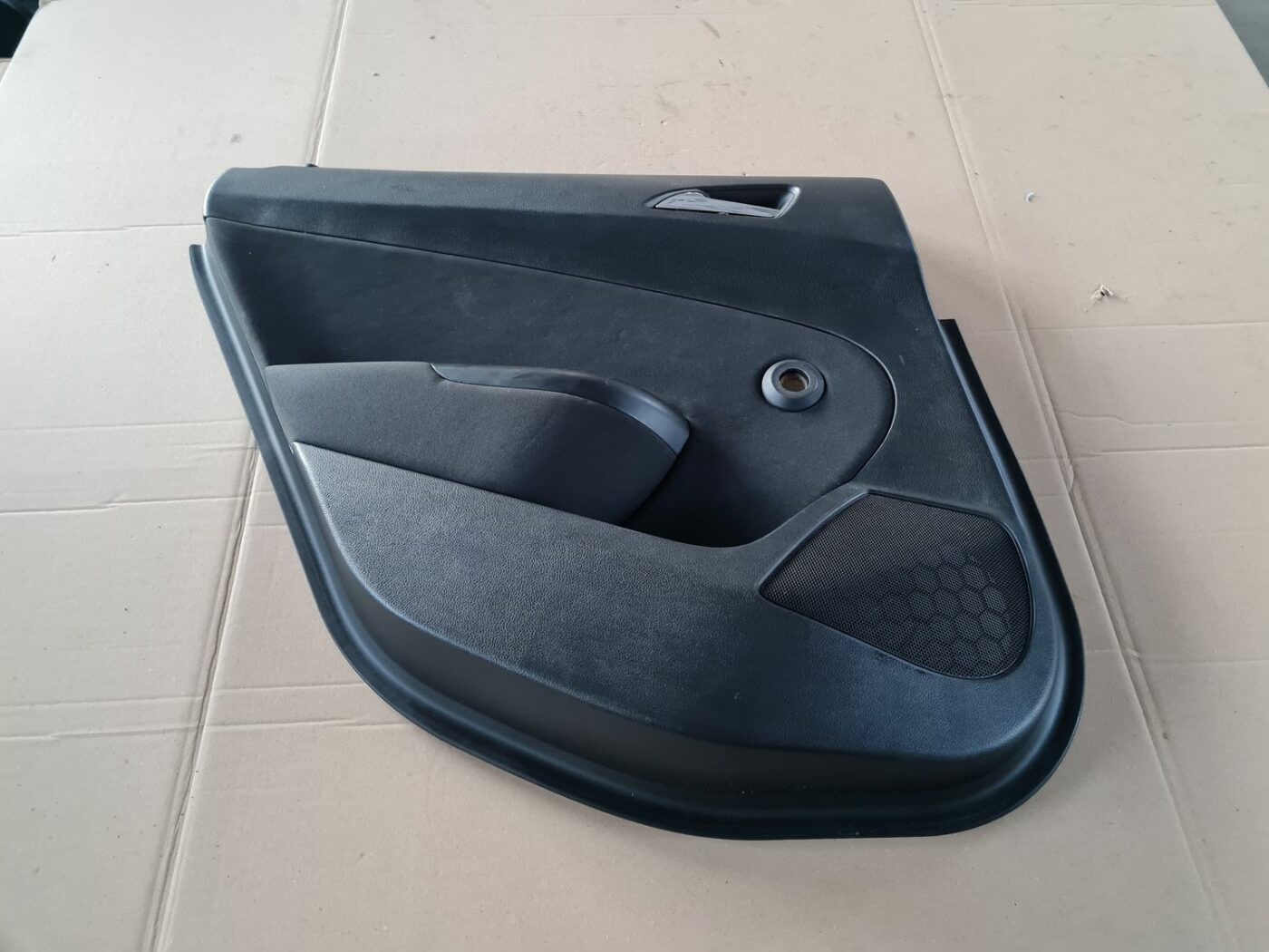 Aizmugurējo kreiso durvju apdare priekš OPEL ASTRA J 2013 1 Aizmugurējo kreiso durvju apdare priekš OPEL ASTRA J 2013