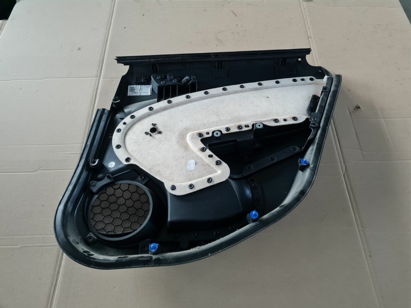 Aizmugurējo kreiso durvju apdare priekš OPEL ASTRA J 2013 2 Aizmugurējo kreiso durvju apdare priekš OPEL ASTRA J 2013