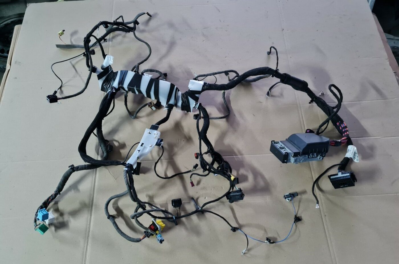 Dzinēja vadi priekš OPEL ASTRA J 2013 1 Dzinēja vadi priekš OPEL ASTRA J 2013