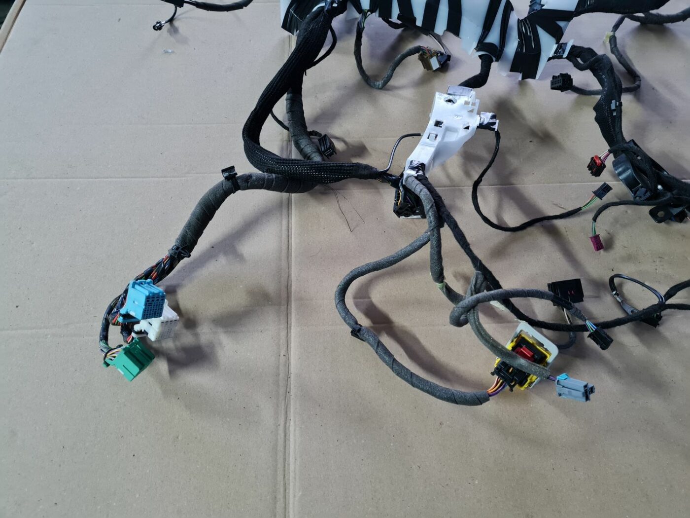 Dzinēja vadi priekš OPEL ASTRA J 2013 2 Dzinēja vadi priekš OPEL ASTRA J 2013