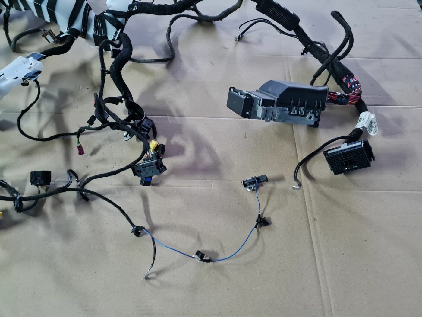 Dzinēja vadi priekš OPEL ASTRA J 2013 8 Dzinēja vadi priekš OPEL ASTRA J 2013