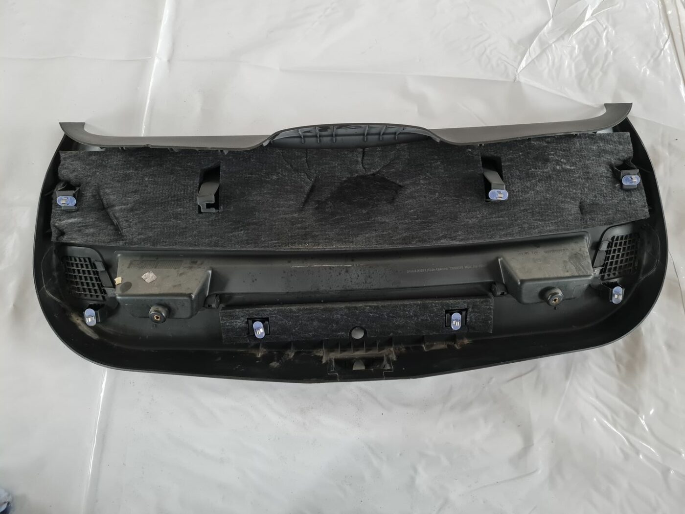 Bagāžnieka vāka liela apdare priekš OPEL ASTRA J 2013 2 Bagāžnieka vāka liela apdare priekš OPEL ASTRA J 2013