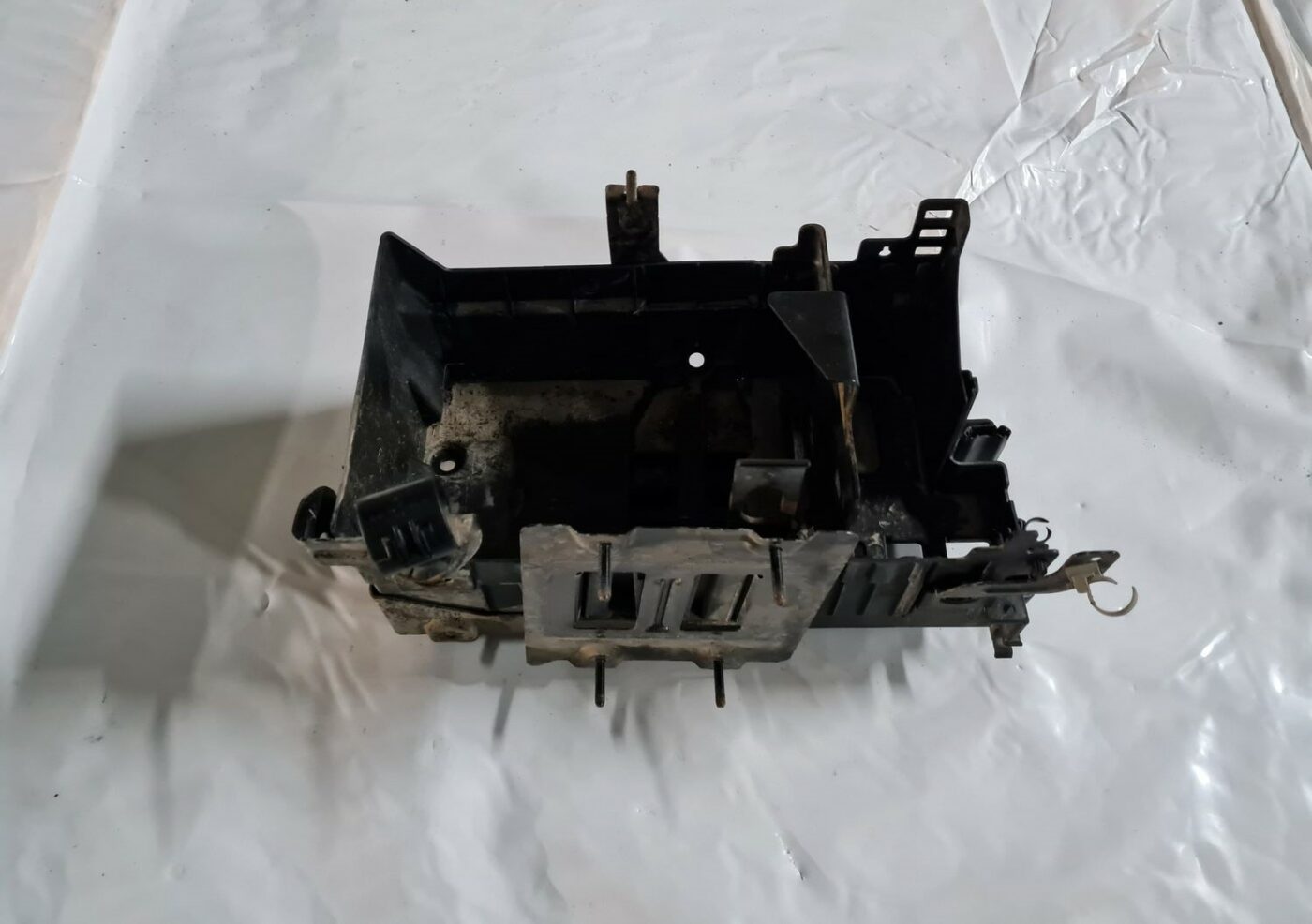 Akumulatora stiprināšanas korpuss priekš OPEL ASTRA J 2013 1 Akumulatora stiprināšanas korpuss priekš OPEL ASTRA J 2013