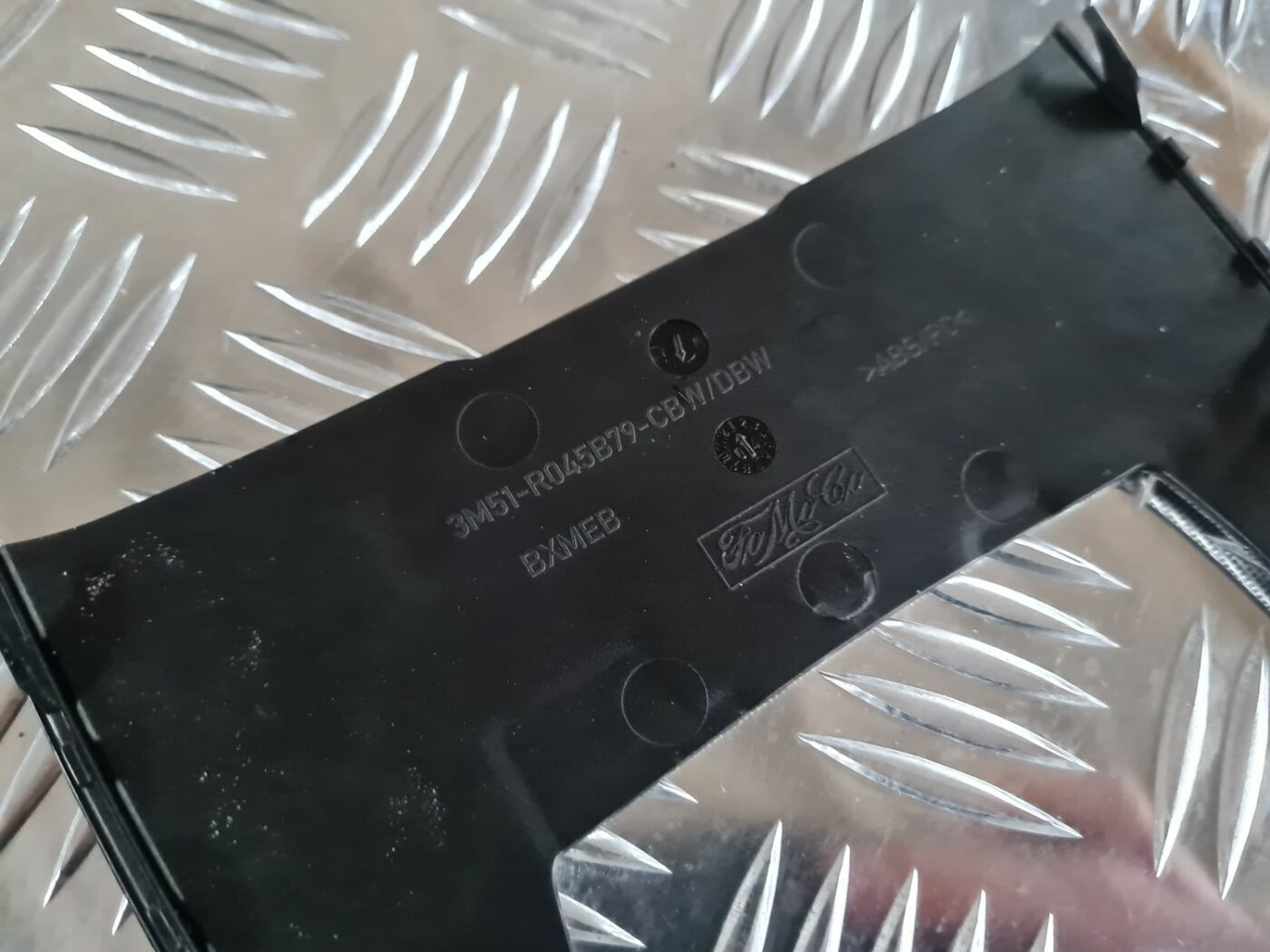 Dekoratīvs rāmis pārnesumu selektoram priekš FORD FOCUS C-MAX 2004 3 Dekoratīvs rāmis pārnesumu selektoram priekš FORD FOCUS C-MAX 2004