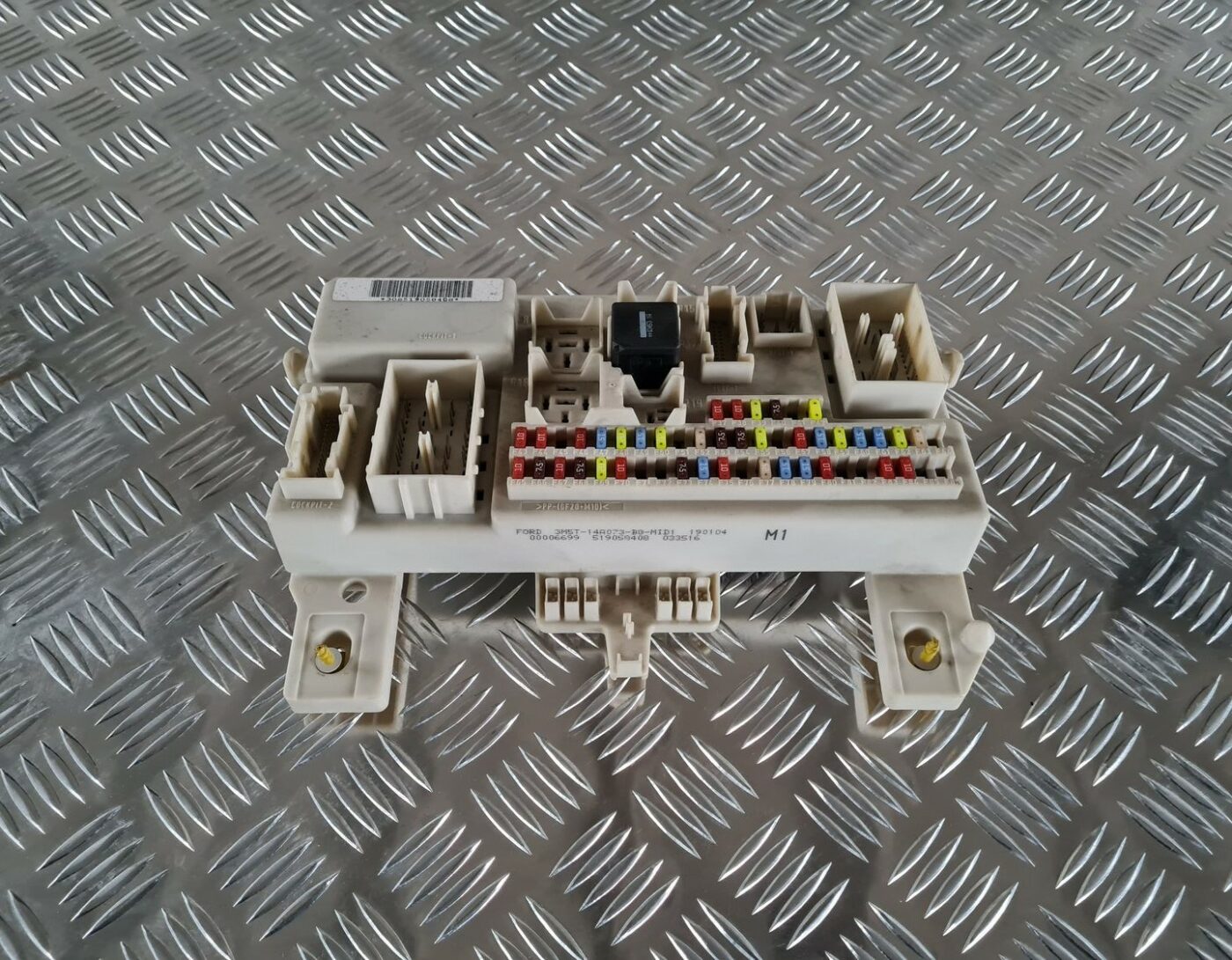 Drošinātāju bloks priekš FORD FOCUS C-MAX 2004 1 Drošinātāju bloks priekš FORD FOCUS C-MAX 2004