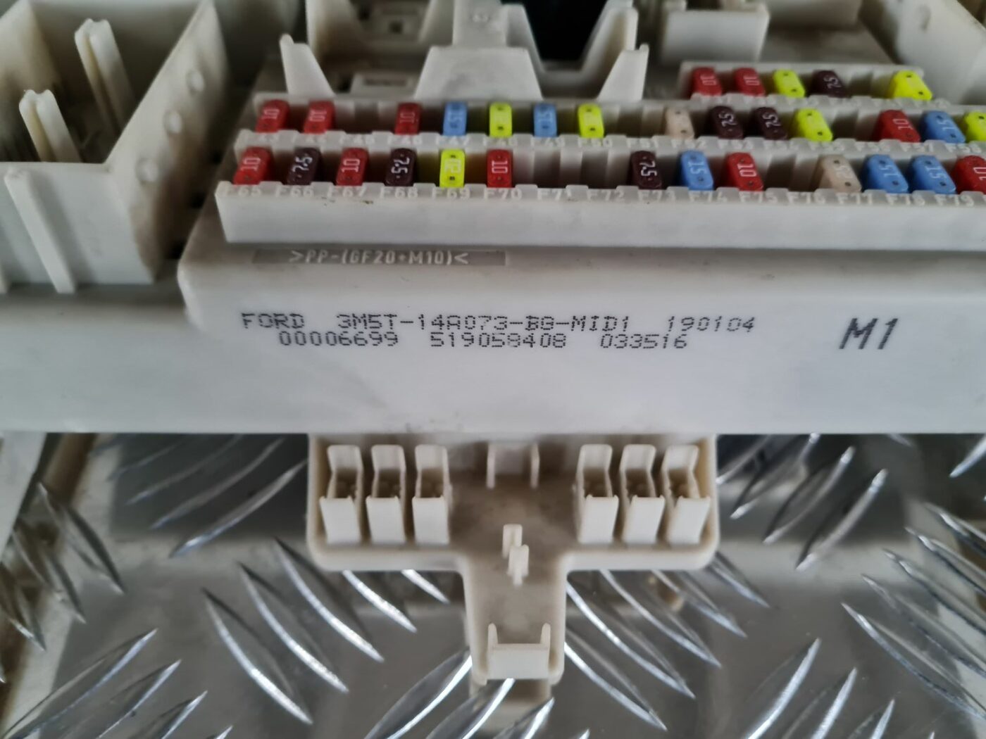 Drošinātāju bloks priekš FORD FOCUS C-MAX 2004 2 Drošinātāju bloks priekš FORD FOCUS C-MAX 2004