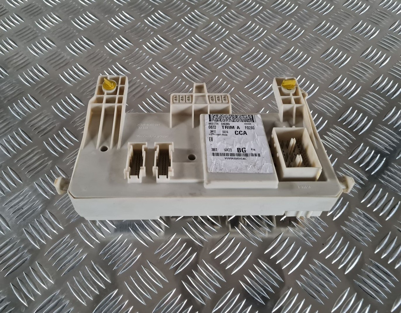 Drošinātāju bloks priekš FORD FOCUS C-MAX 2004 4 Drošinātāju bloks priekš FORD FOCUS C-MAX 2004