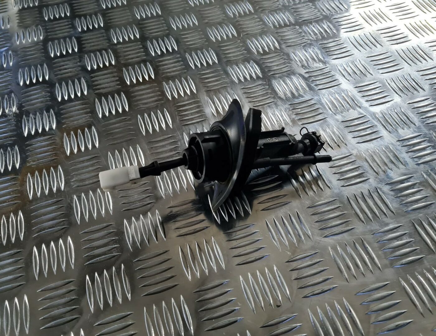 Sajūga galvenais cilindrs priekš FORD FOCUS C-MAX 2004 1 Sajūga galvenais cilindrs priekš FORD FOCUS C-MAX 2004