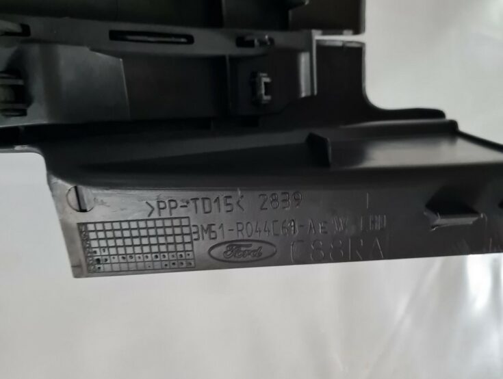 Mērinstrumentu paneļa apdare (zem stūres) priekš FORD FOCUS C-MAX 2004