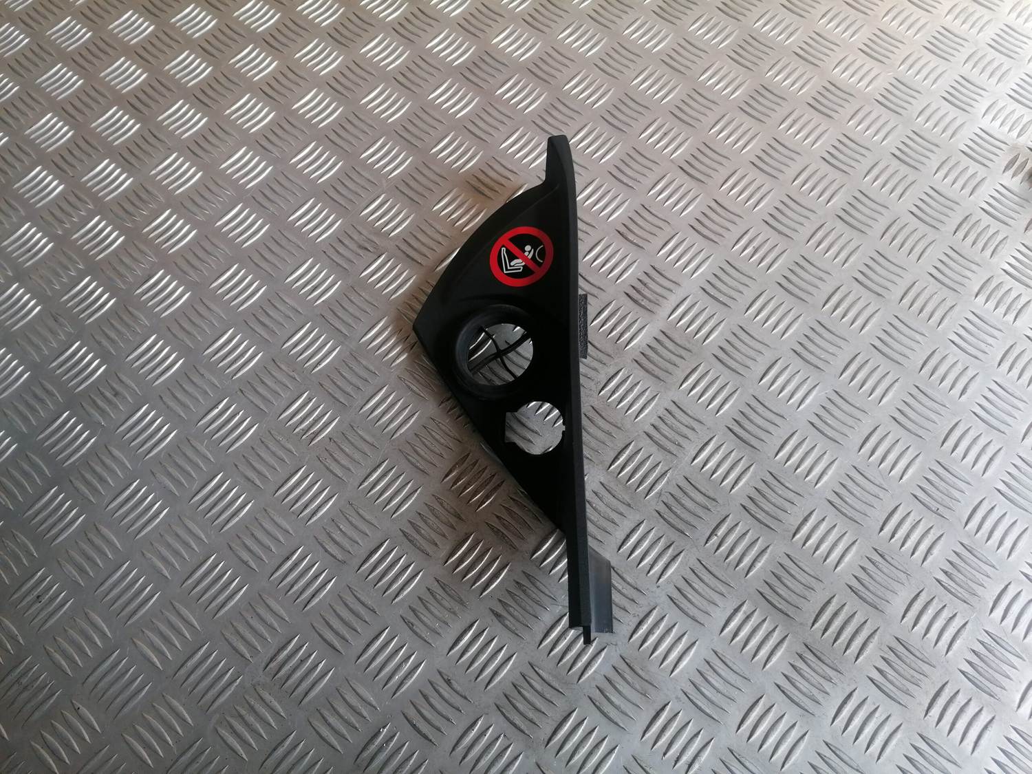 Mērinstrumentu paneļa sānu apdare priekš VOLVO C30 2008 SILVER 1 Mērinstrumentu paneļa sānu apdare priekš VOLVO C30 2008 SILVER