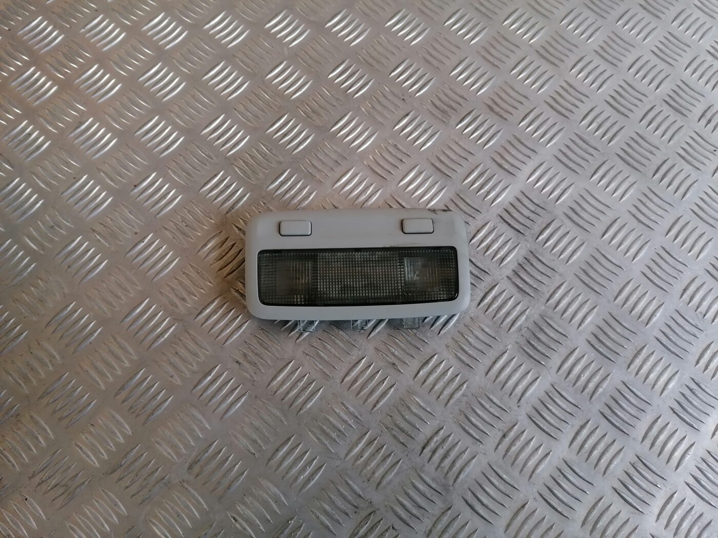 Aizmugurējo sēdvietu apgaismojums priekš TOYOTA AVENSIS 2007 1 Aizmugurējo sēdvietu apgaismojums priekš TOYOTA AVENSIS 2007