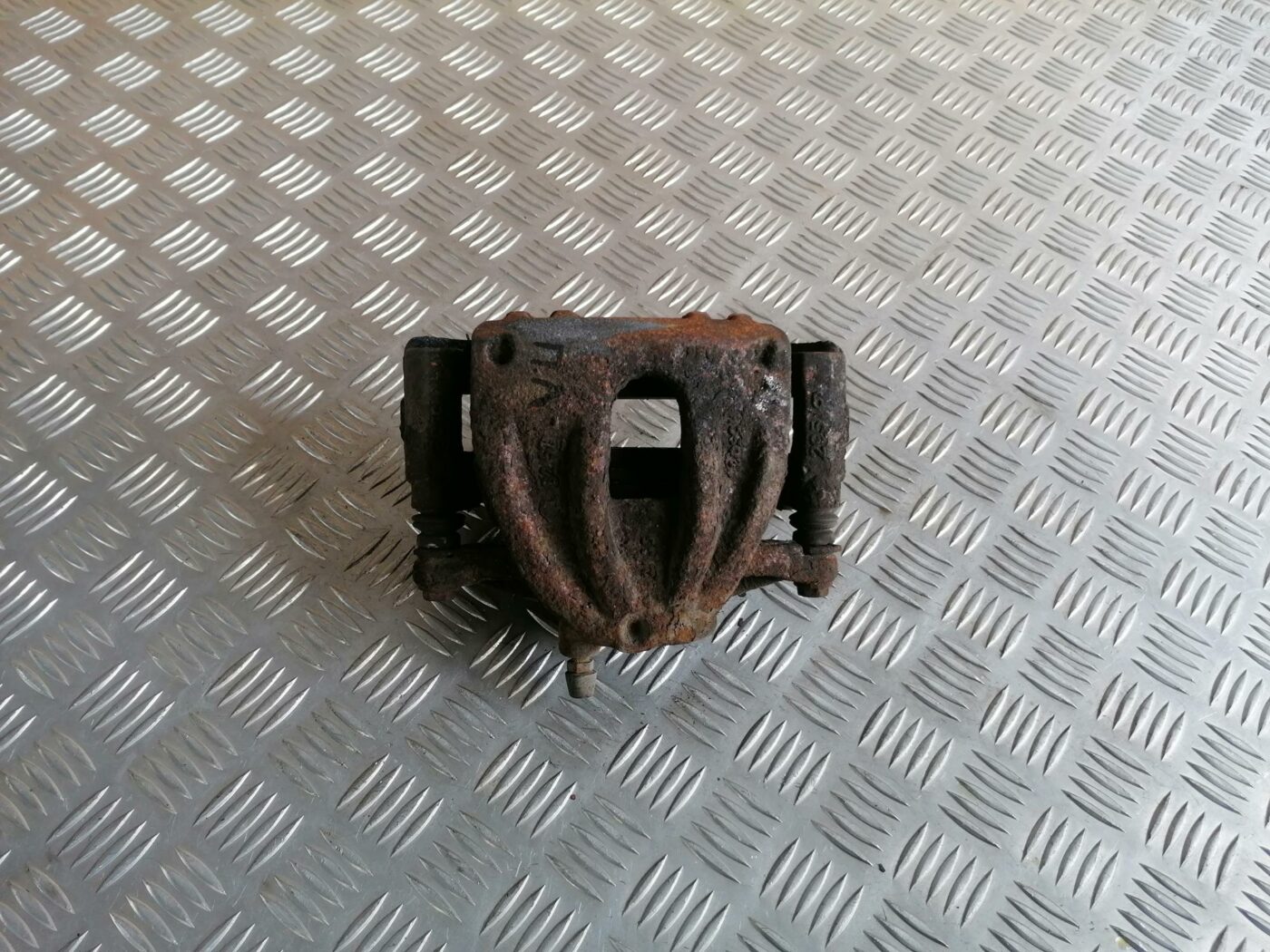 Priekšējais kreisais suports priekš TOYOTA COROLLA VERSO 2005 1 Priekšējais kreisais suports priekš TOYOTA COROLLA VERSO 2005