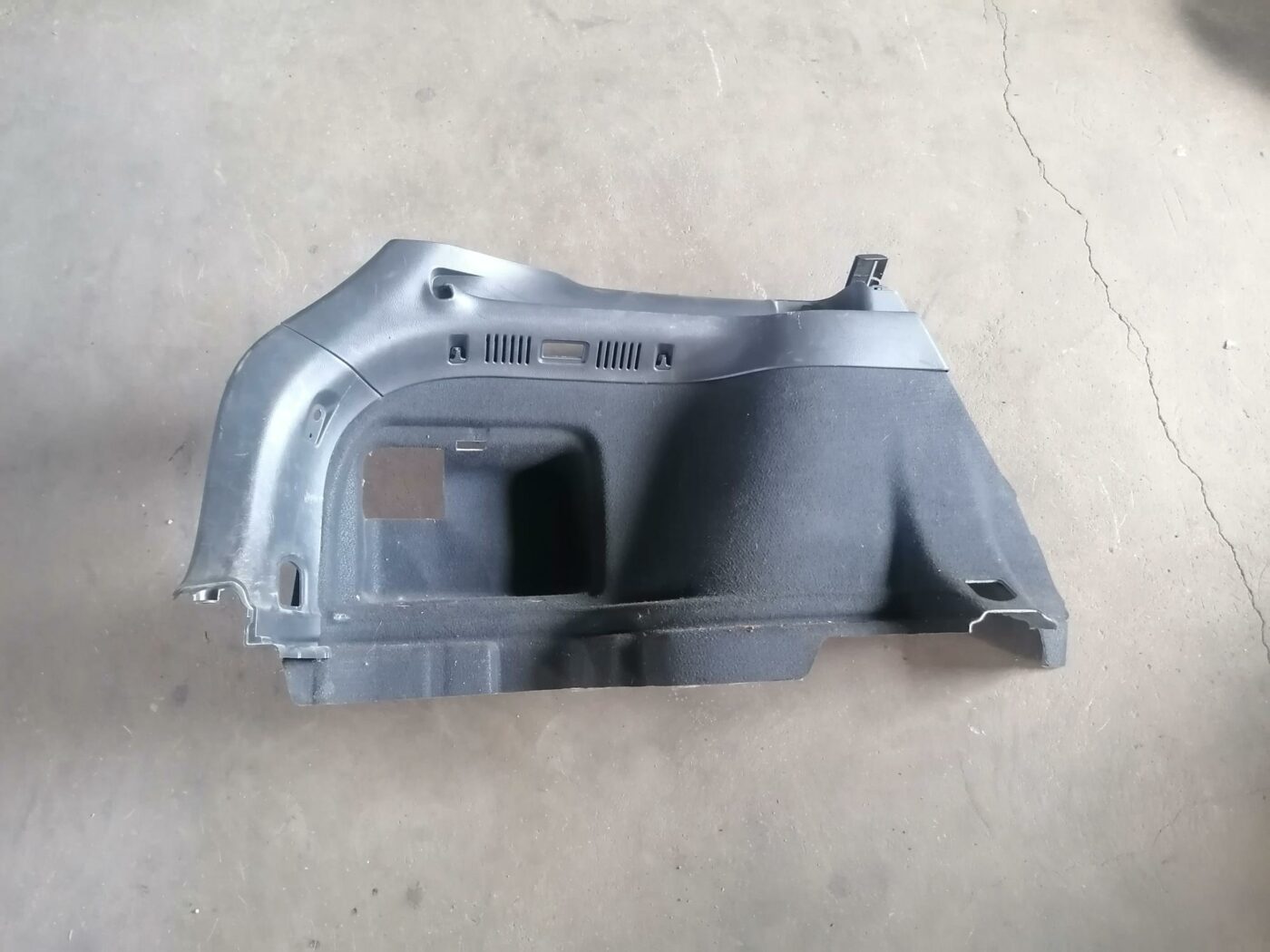 Bagāžnieka nodalījuma sānu apdare priekš TOYOTA AVENSIS 2007 1 Bagāžnieka nodalījuma sānu apdare priekš TOYOTA AVENSIS 2007