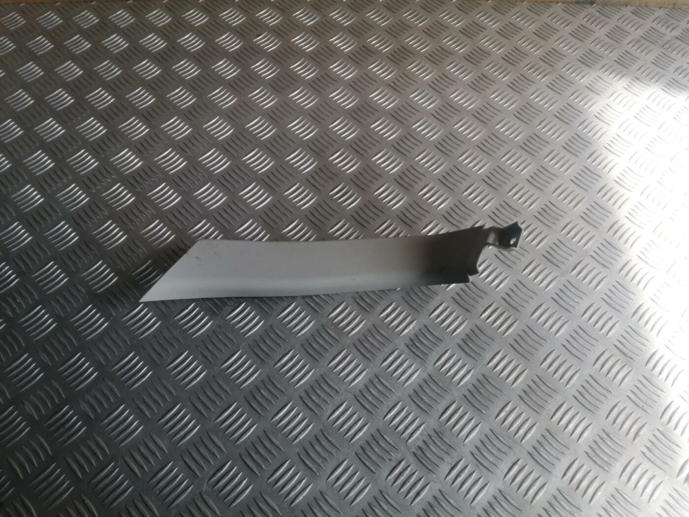 Bagāžnieka vāka apdare priekš TOYOTA AVENSIS 2007 1 Bagāžnieka vāka apdare priekš TOYOTA AVENSIS 2007