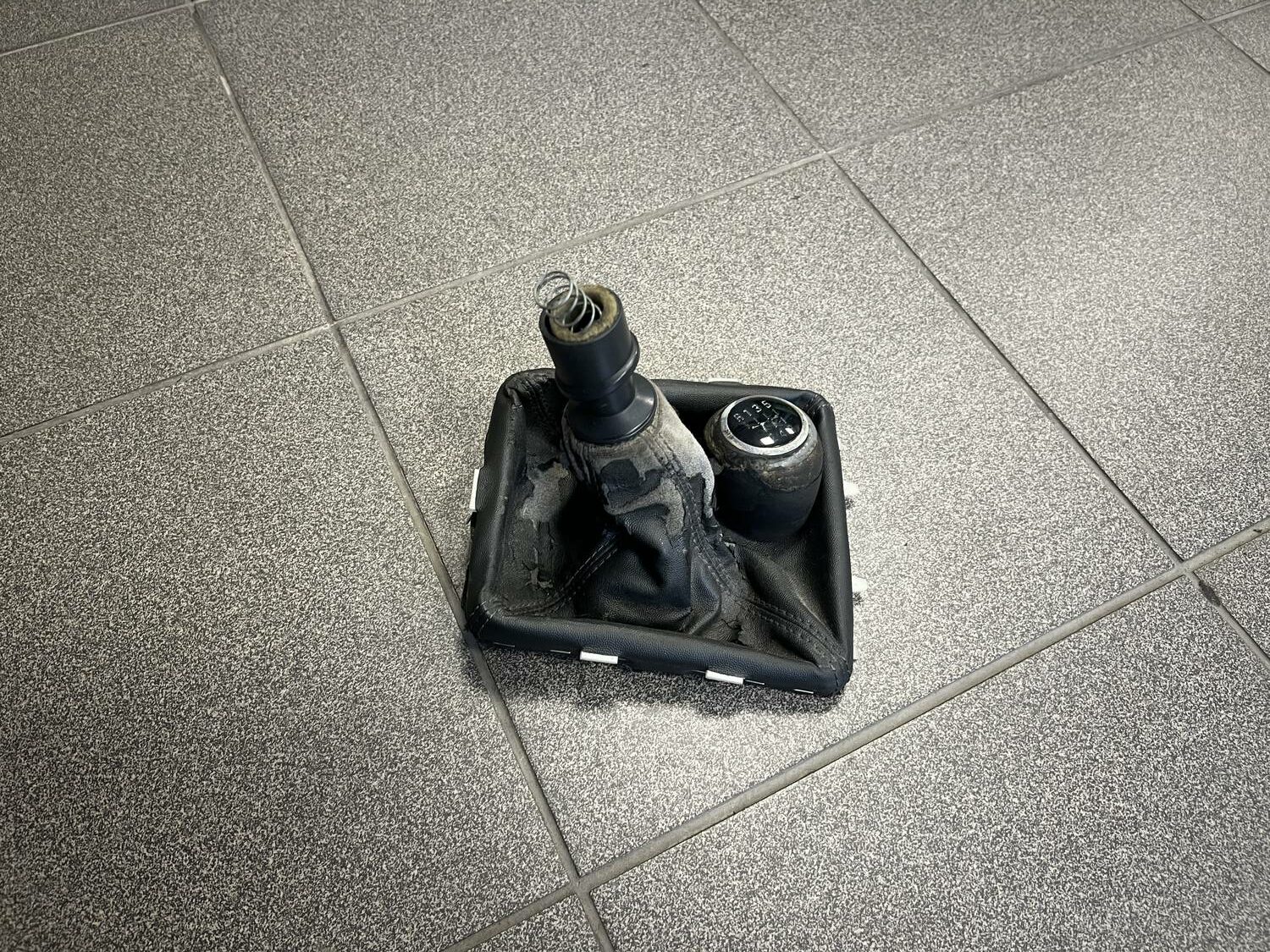 Pārnesumu pārslēgšanas kloķa auduma pārvalks priekš OPEL VECTRA C 2006 1 Pārnesumu pārslēgšanas kloķa auduma pārvalks priekš OPEL VECTRA C 2006