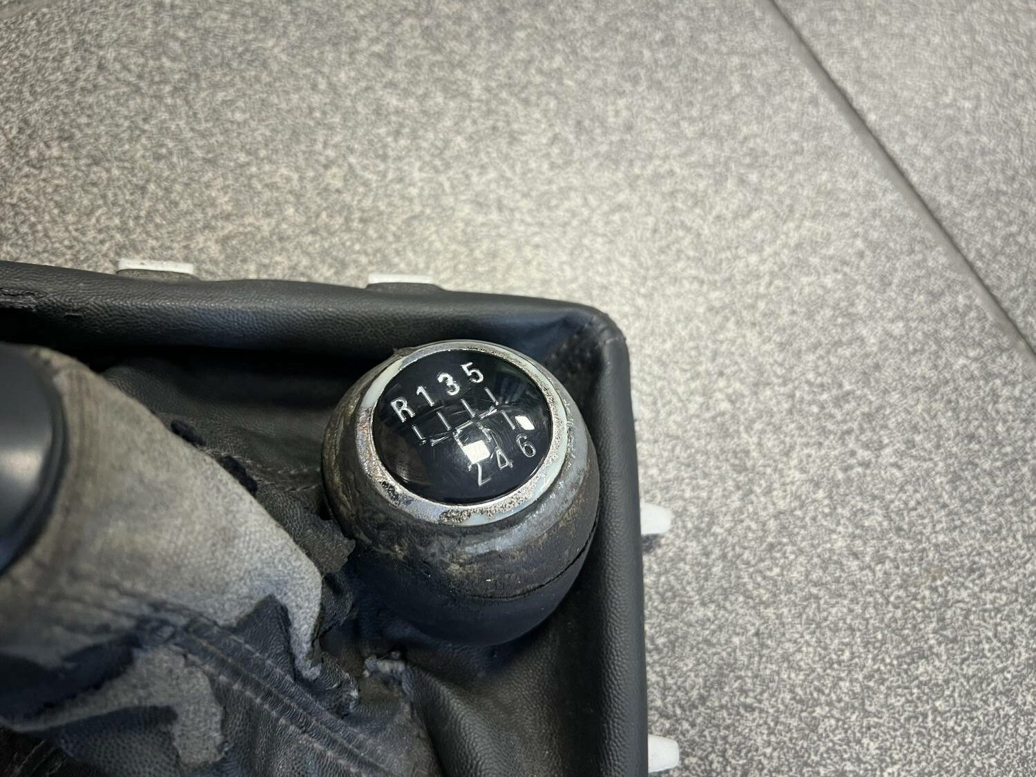 Pārnesumu pārslēgšanas kloķa auduma pārvalks priekš OPEL VECTRA C 2006 2 Pārnesumu pārslēgšanas kloķa auduma pārvalks priekš OPEL VECTRA C 2006