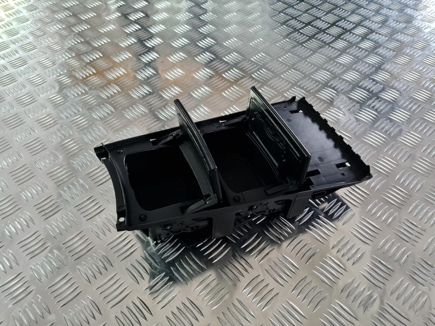 Centrālās konsoles nodalījums priekš MERCEDES BENZ ML320 2006 SILVER 1 Centrālās konsoles nodalījums priekš MERCEDES BENZ ML320 2006 SILVER