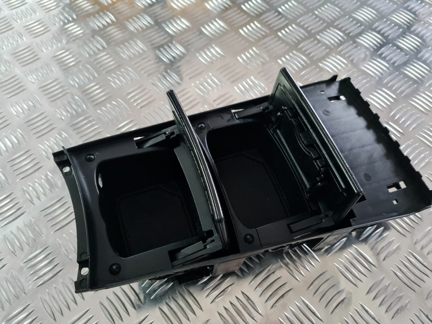 Centrālās konsoles nodalījums priekš MERCEDES BENZ ML320 2006 SILVER 2 Centrālās konsoles nodalījums priekš MERCEDES BENZ ML320 2006 SILVER