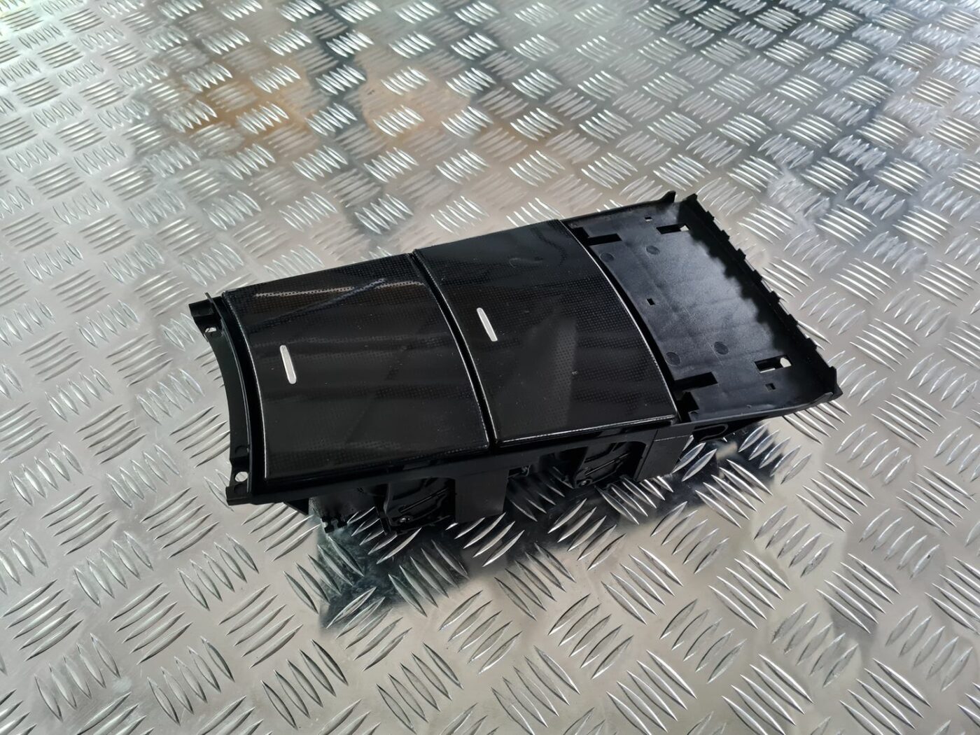 Centrālās konsoles nodalījums priekš MERCEDES BENZ ML320 2006 SILVER 6 Centrālās konsoles nodalījums priekš MERCEDES BENZ ML320 2006 SILVER