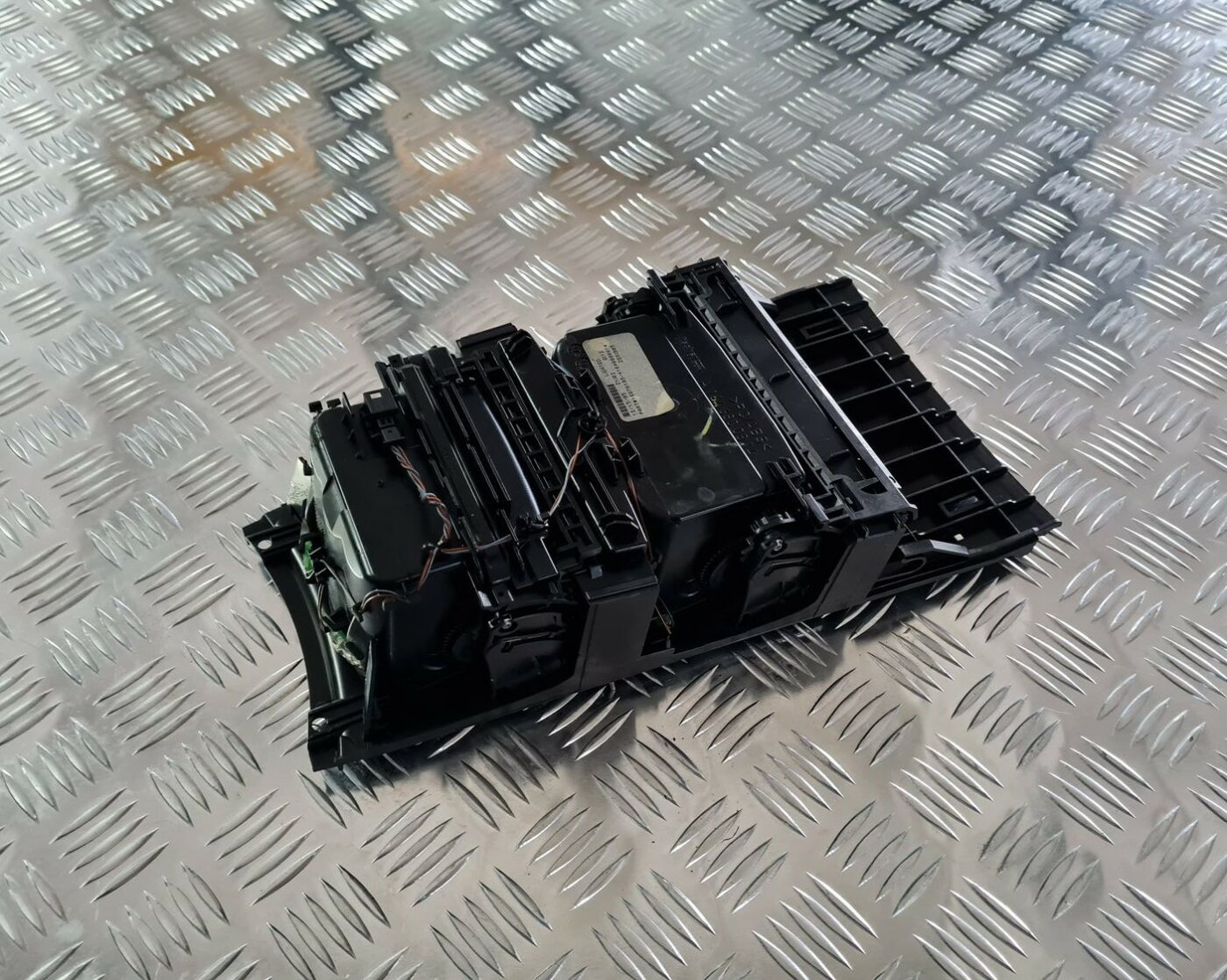 Centrālās konsoles nodalījums priekš MERCEDES BENZ ML320 2006 SILVER 5 Centrālās konsoles nodalījums priekš MERCEDES BENZ ML320 2006 SILVER