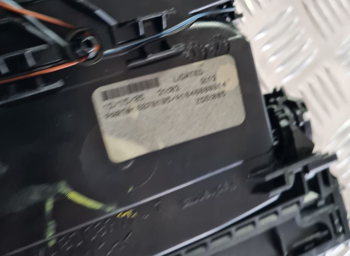 Centrālās konsoles nodalījums priekš MERCEDES BENZ ML320 2006 SILVER 4 Centrālās konsoles nodalījums priekš MERCEDES BENZ ML320 2006 SILVER