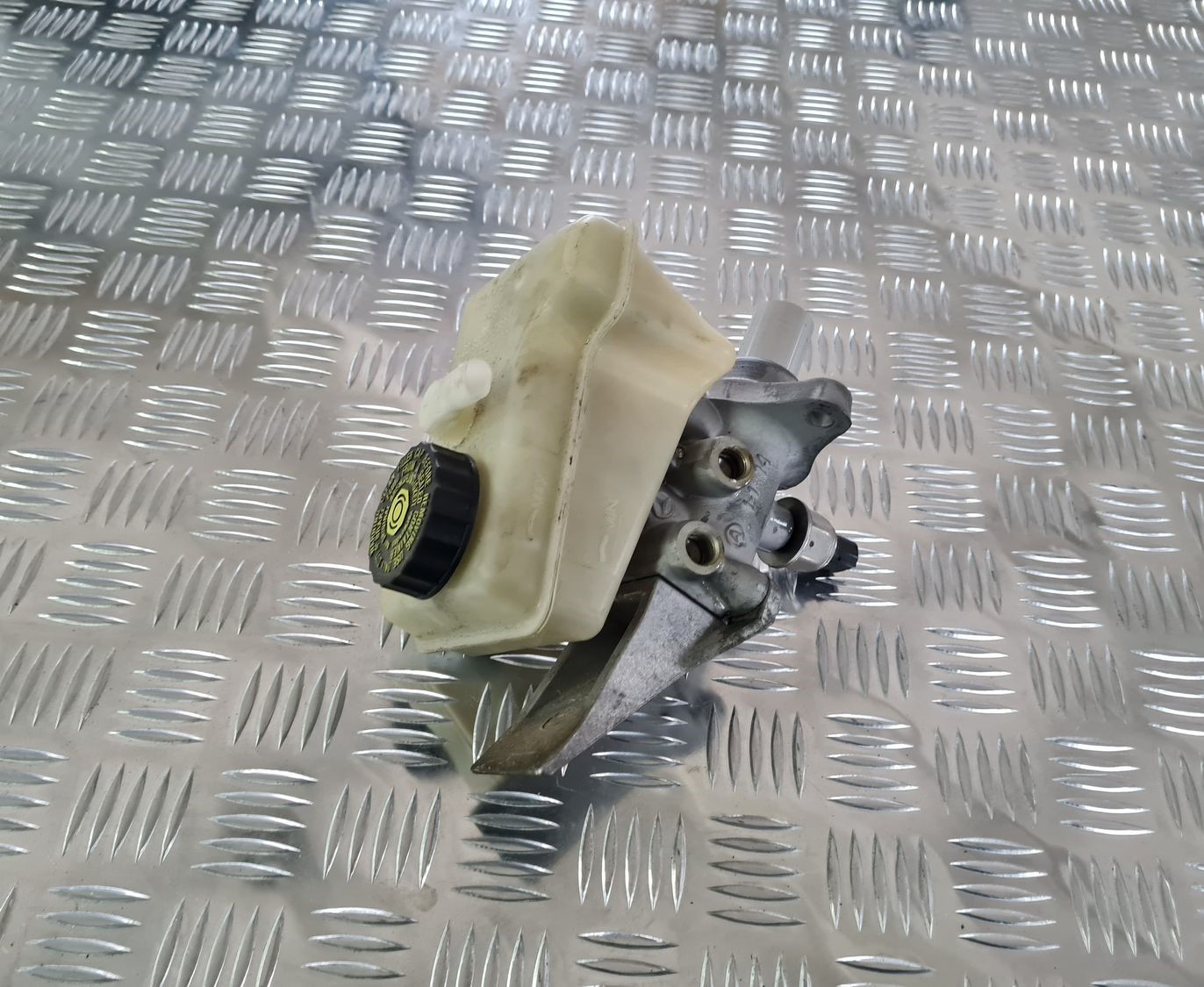 Bremžu pastiprinātāja galvenais cilindrs priekš MERCEDES BENZ ML320 2006 SILVER 2 Bremžu pastiprinātāja galvenais cilindrs priekš MERCEDES BENZ ML320 2006 SILVER