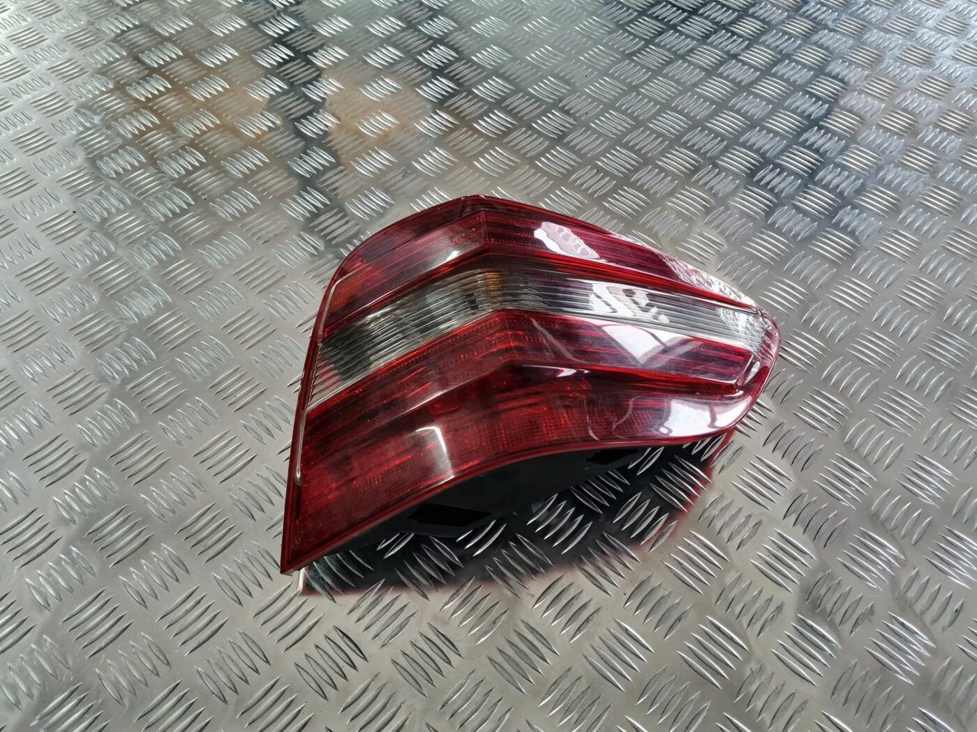 Aizmugurējais labais lukturis priekš MERCEDES BENZ ML320 2006 SILVER 1 Aizmugurējais labais lukturis priekš MERCEDES BENZ ML320 2006 SILVER