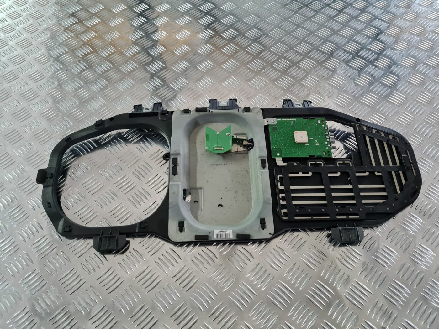 Antenas pastiprinātāja bloks priekš MERCEDES BENZ ML320 2006 SILVER 2 Antenas pastiprinātāja bloks priekš MERCEDES BENZ ML320 2006 SILVER