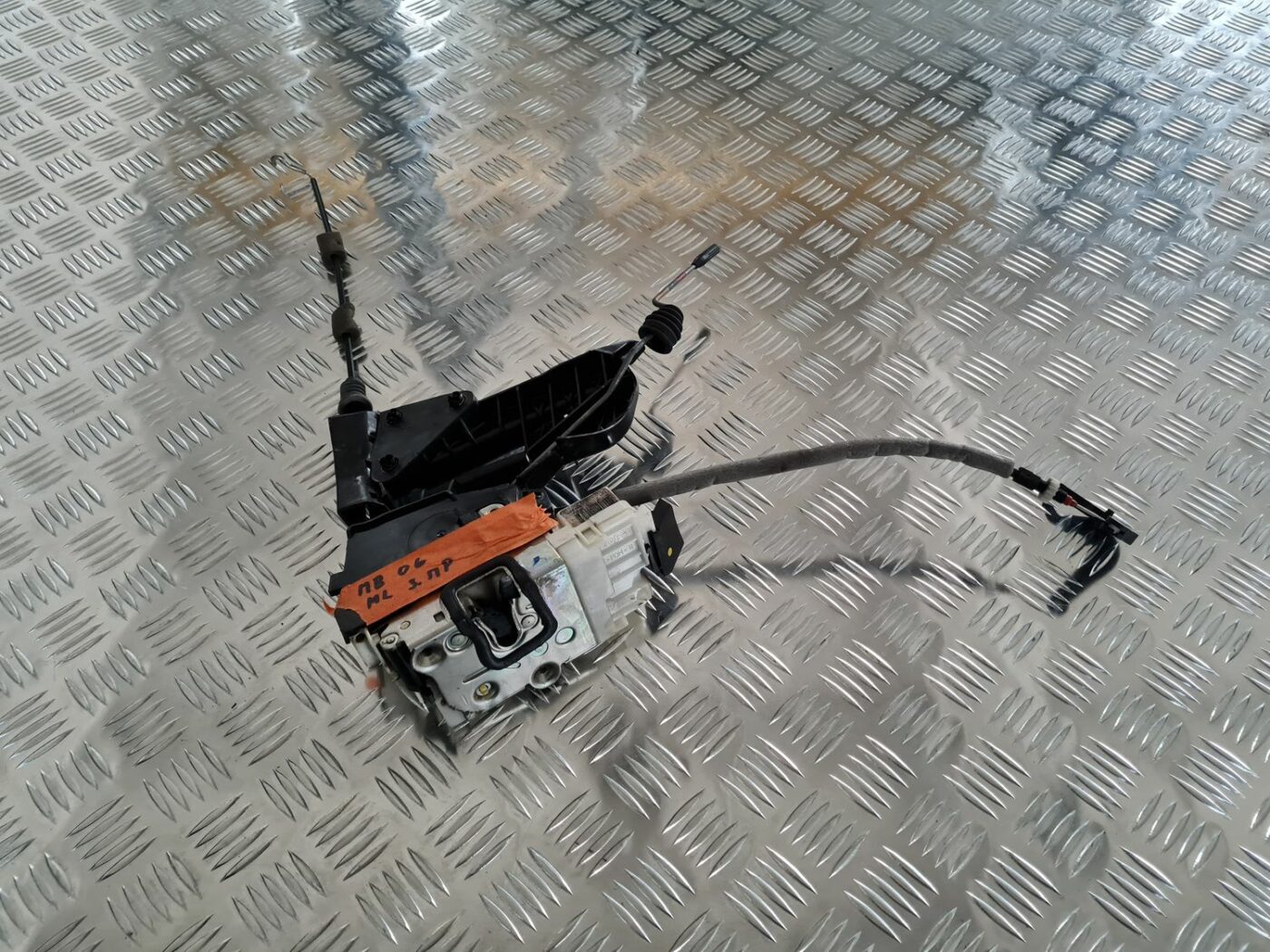 Aizmugurējo labo durvju slēdzene priekš MERCEDES BENZ ML320 2006 SILVER 1 Aizmugurējo labo durvju slēdzene priekš MERCEDES BENZ ML320 2006 SILVER