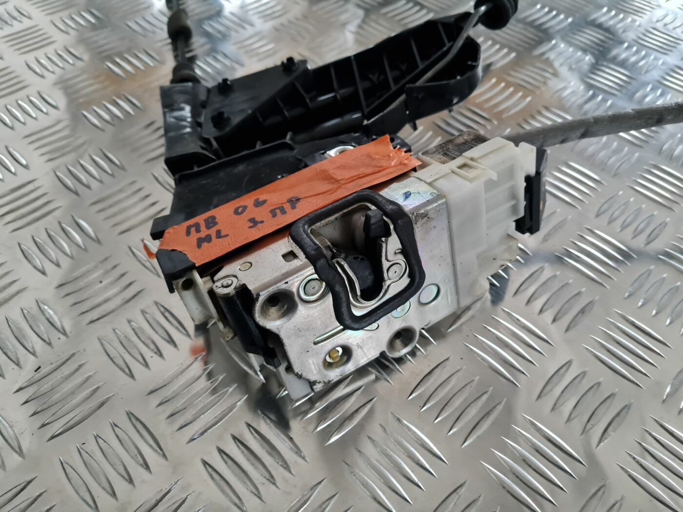 Aizmugurējo labo durvju slēdzene priekš MERCEDES BENZ ML320 2006 SILVER 2 Aizmugurējo labo durvju slēdzene priekš MERCEDES BENZ ML320 2006 SILVER