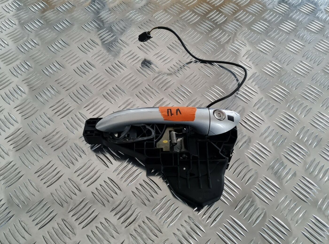 Priekšējāis kreisais durvju rokturis priekš MERCEDES BENZ ML320 2006 SILVER 1 Priekšējāis kreisais durvju rokturis priekš MERCEDES BENZ ML320 2006 SILVER