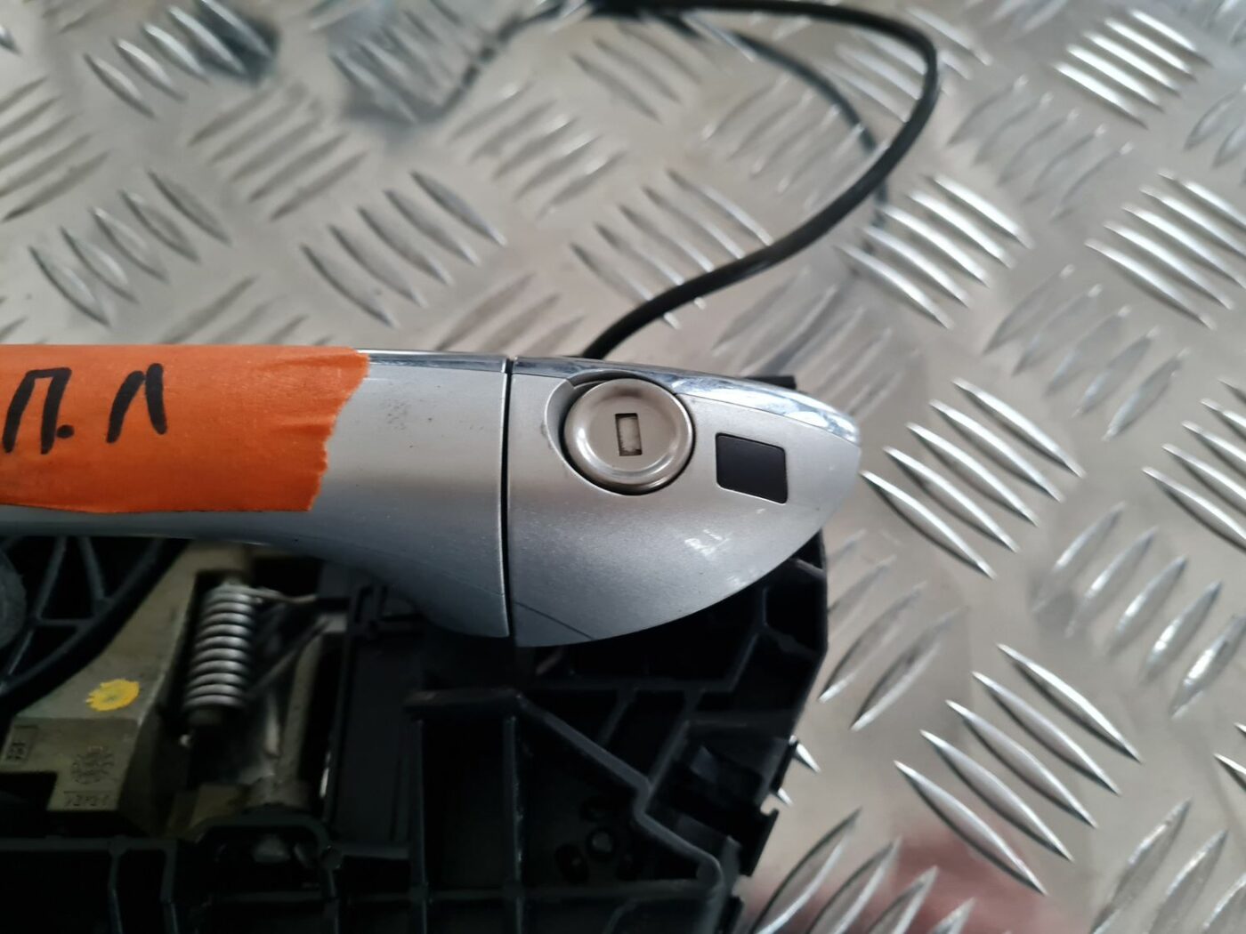 Priekšējāis kreisais durvju rokturis priekš MERCEDES BENZ ML320 2006 SILVER 2 Priekšējāis kreisais durvju rokturis priekš MERCEDES BENZ ML320 2006 SILVER