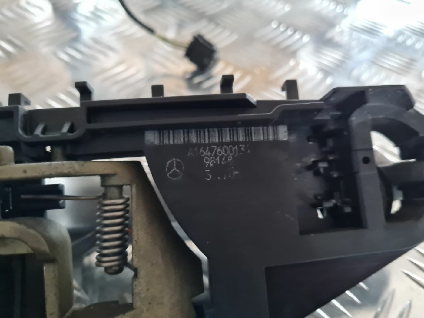 Priekšējāis kreisais durvju rokturis priekš MERCEDES BENZ ML320 2006 SILVER 3 Priekšējāis kreisais durvju rokturis priekš MERCEDES BENZ ML320 2006 SILVER