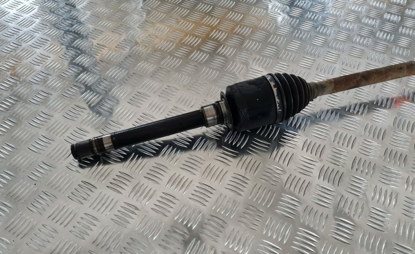 Pusass priekšēja labā priekš MERCEDES BENZ ML320 2006 SILVER 2 Pusass priekšēja labā priekš MERCEDES BENZ ML320 2006 SILVER