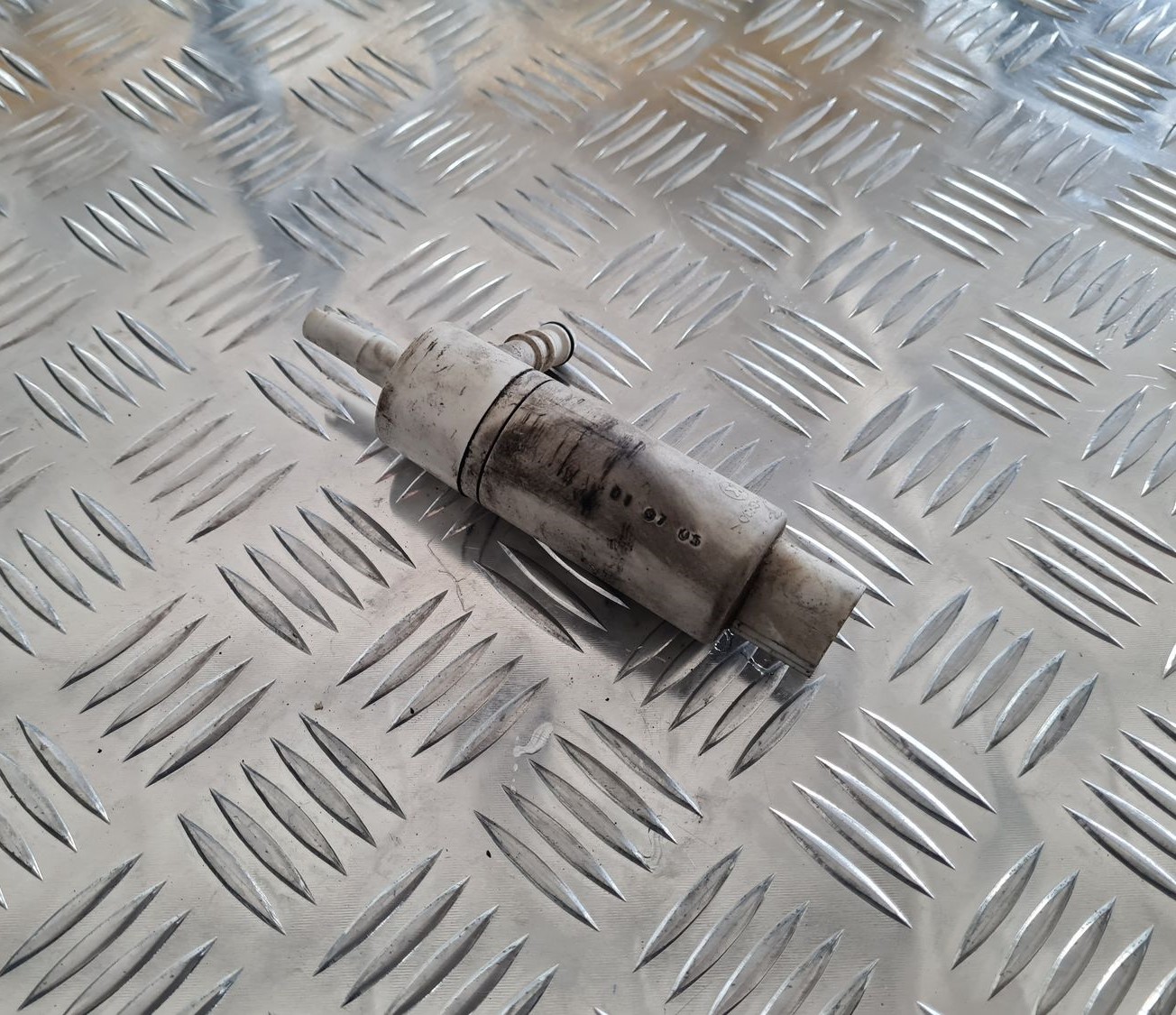 Mazgātāja šķidruma sūknis priekš MERCEDES BENZ ML320 2006 SILVER 1 Mazgātāja šķidruma sūknis priekš MERCEDES BENZ ML320 2006 SILVER