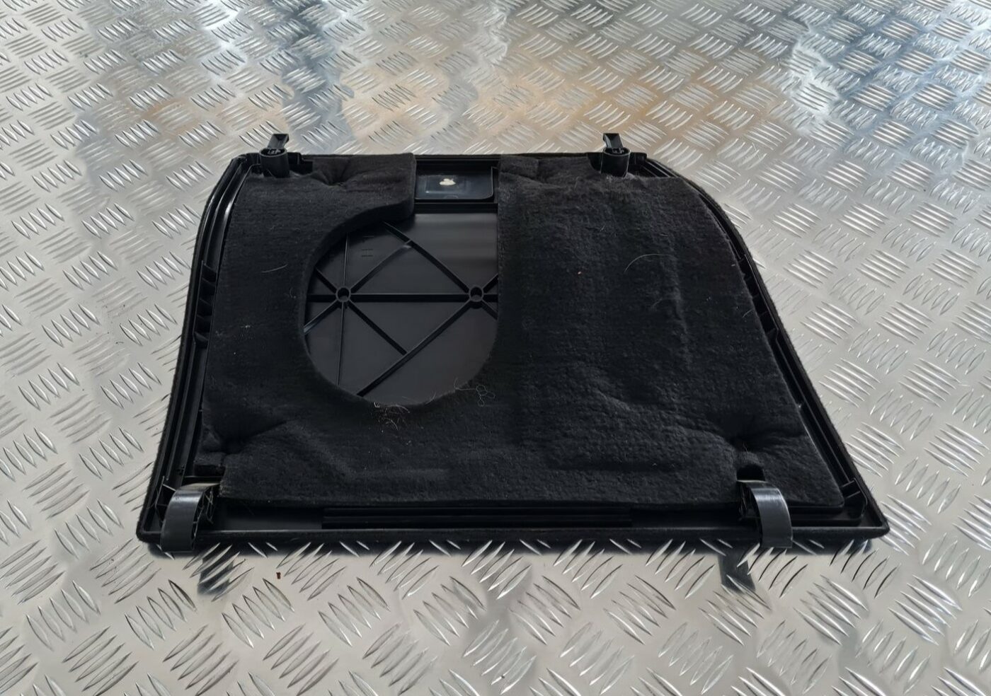 Bagāžnieka nodalījuma sānu apdares lūka priekš MERCEDES BENZ ML320 2006 SILVER 2 Bagāžnieka nodalījuma sānu apdares lūka priekš MERCEDES BENZ ML320 2006 SILVER