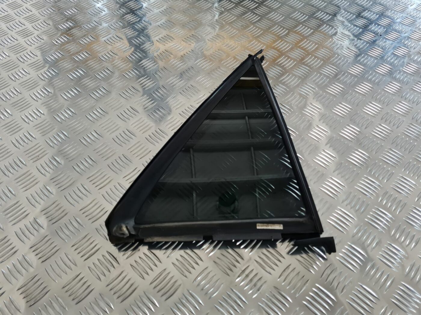 Kreiso durvju stūra stikls priekš MERCEDES BENZ ML320 2006 SILVER 1 Kreiso durvju stūra stikls priekš MERCEDES BENZ ML320 2006 SILVER